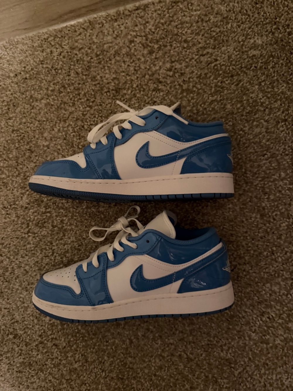 Nike Big Kids 6.5 Women’s 8 Low-Top Sneakers in White and Blue - Picture 2 of 4